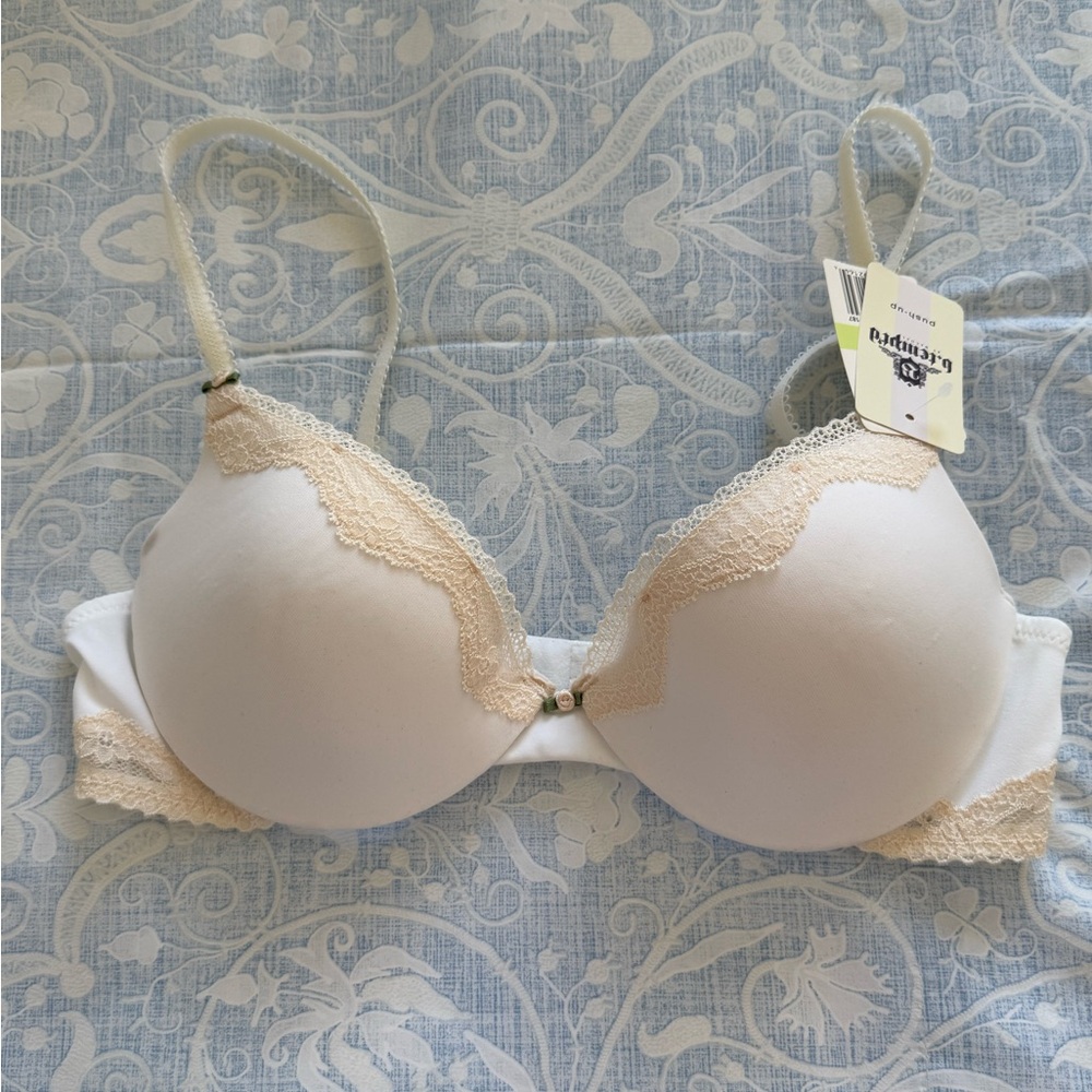 NWT B’tempt’d by Wacoal Cream padded Lace Trim Bra with rosette accents Size 34B